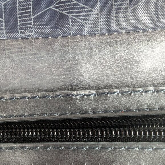 Delsey Hanging Toiletry Organizer Travel Bag Trifold Black Pocket Magnetic Close - Picture 4 of 7